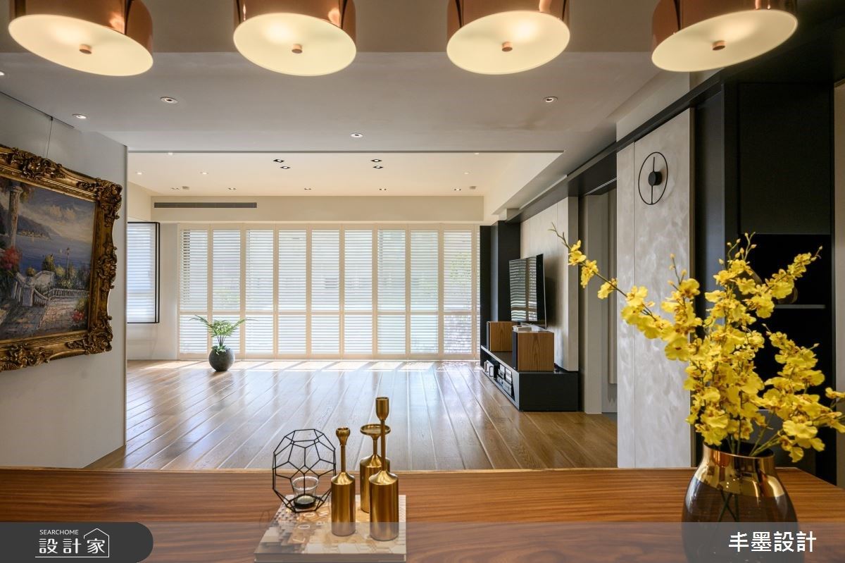 開闊留白的客廳洋溢笑聲，拉近三代親密情感