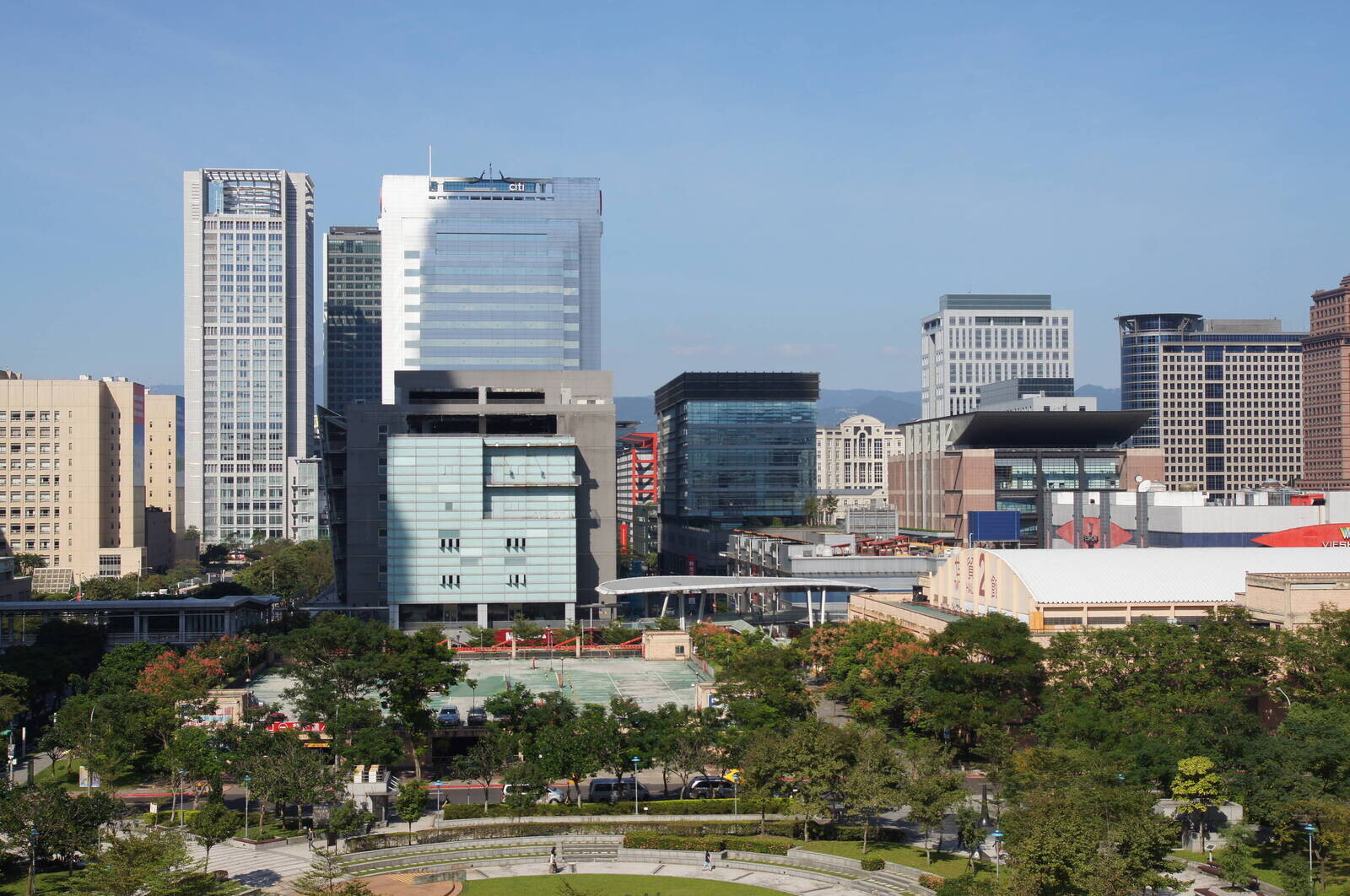 台北市辦公類建照核發坪數大爆發，較去年有超過三倍的增漲，商辦市場將有一番新氣象。（信義全球資產提供）