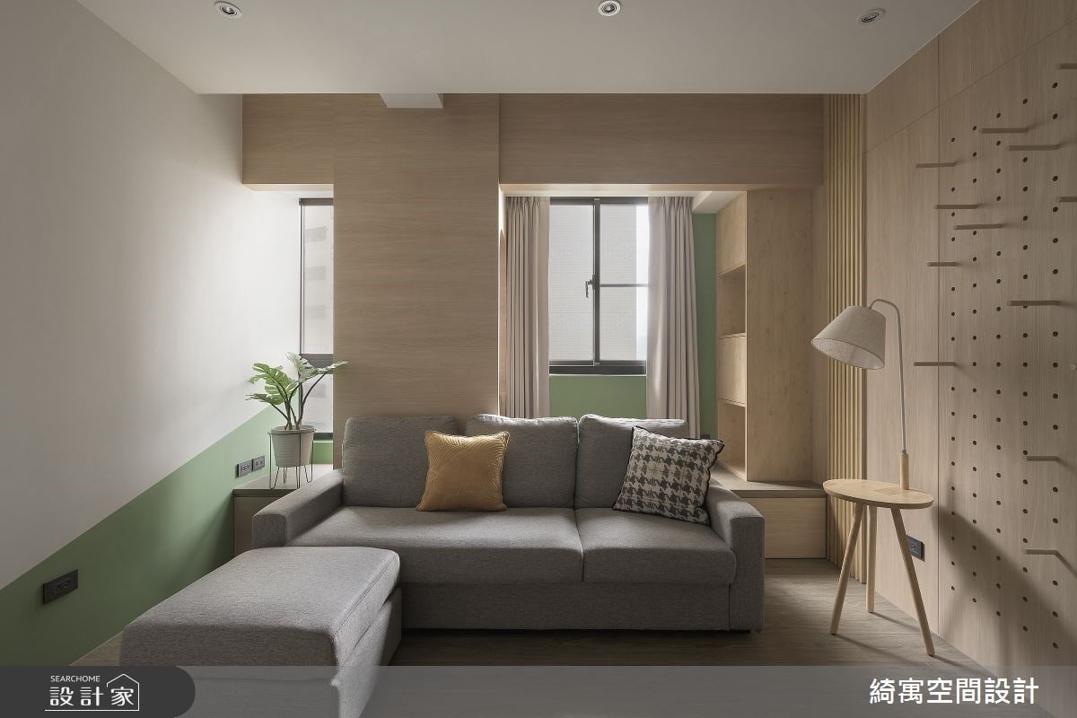 在客廳裡鑿一個樹洞！23.5 坪中古屋廳房對調化解穿堂煞，洞洞板與黑板牆...