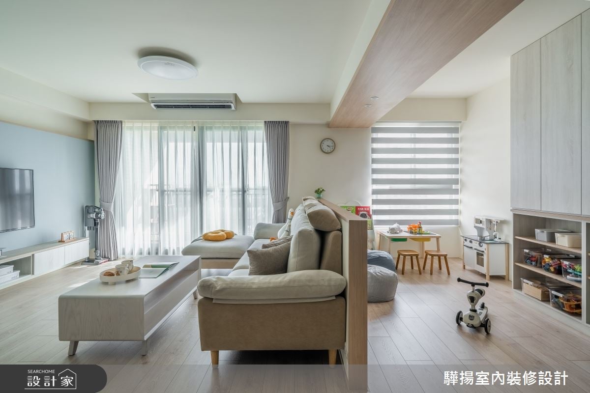 清爽水藍色現代小宅！淺色木紋鋪陳溫馨氣息，背牆形成半開放隔間讓家放...