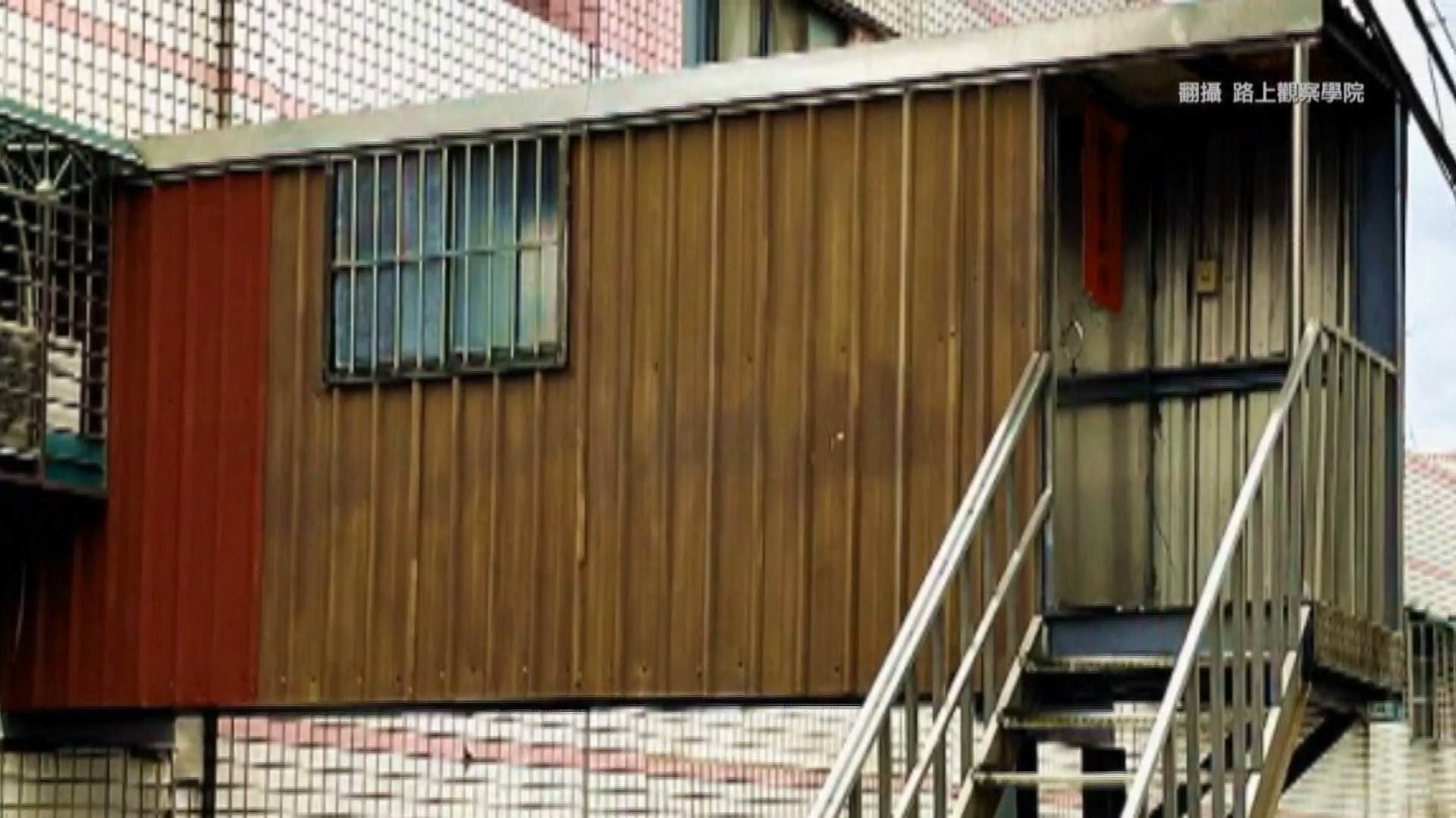 獨／屋主「偽出國」民宅搭鐵皮空橋 網轟「將建管處當塑膠」