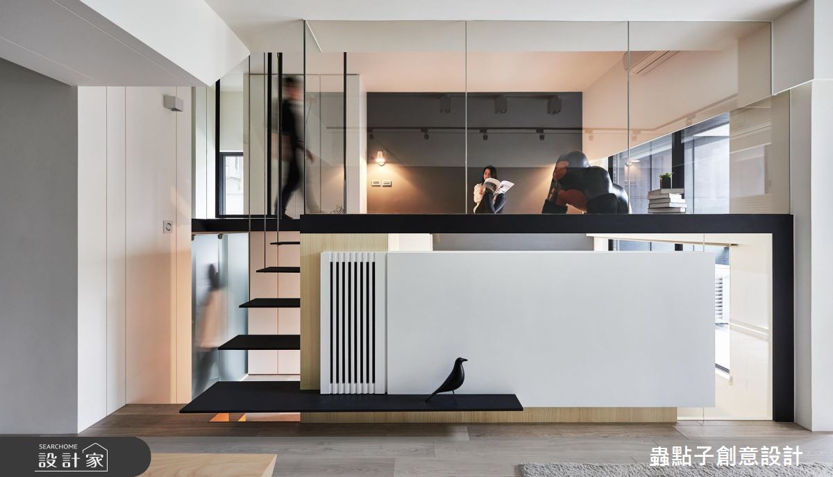 樓梯這樣設計，10 坪複層小宅，2 房 2 廳、1 家 4 口沒問題