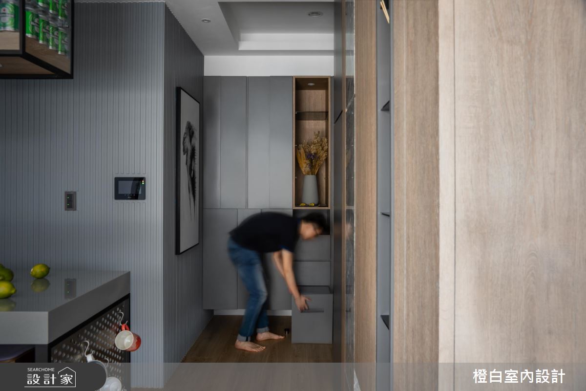 小坪數的放大巧思！超越 15 坪限制的灰色系機能宅
