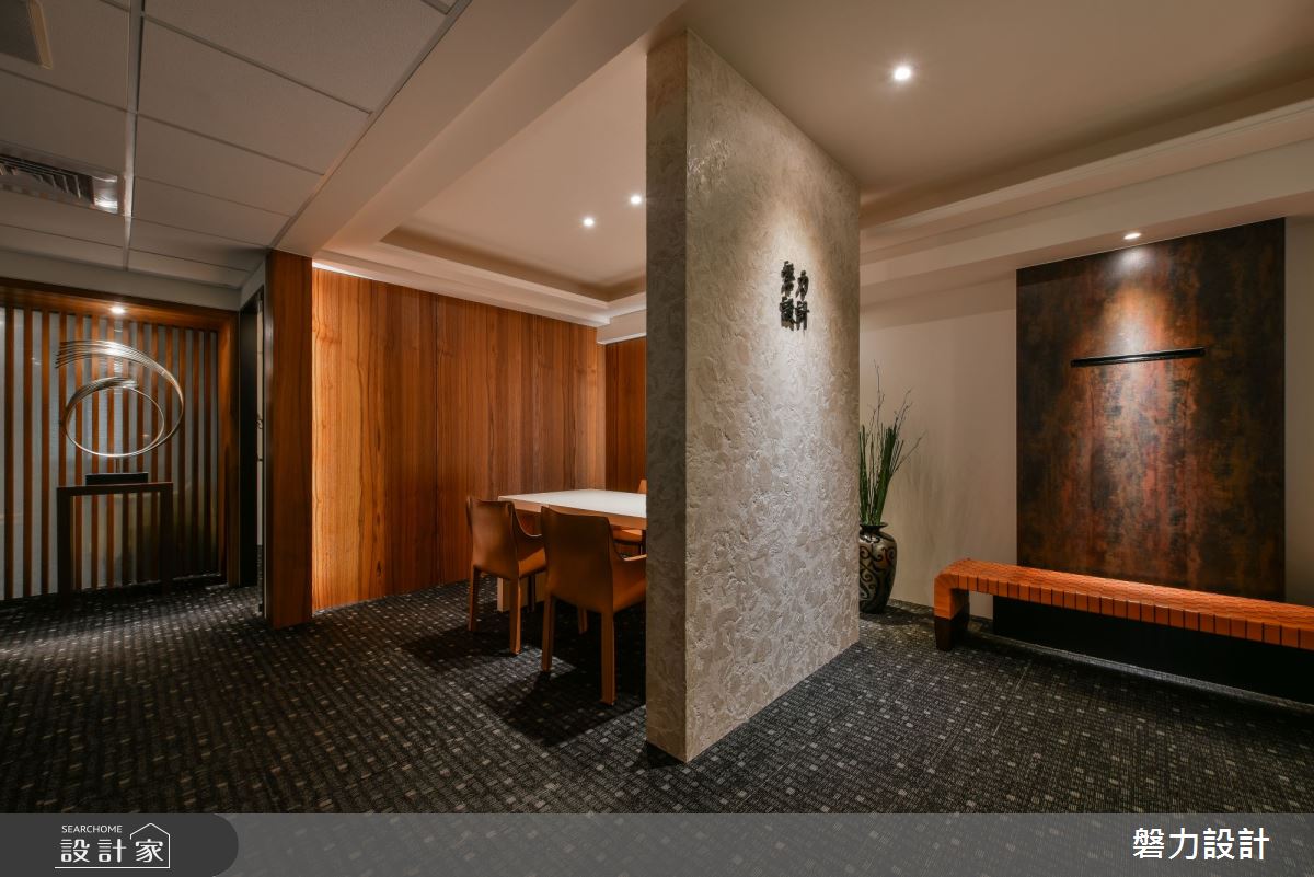 每天上班就像穿越宮廷劇！老屋翻新出設計師辦公室的人文質感