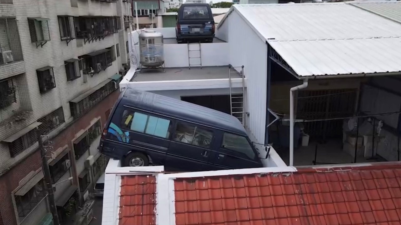 透天頂樓「自帶雙車位」！箱型車卡女兒牆 居民嚇爆