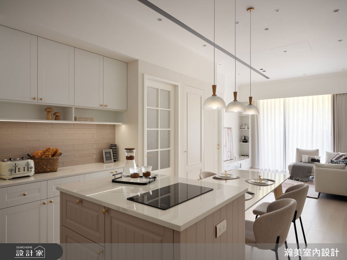 美式線板遇上柔和鄉居色！從中島廚房到主臥獨立小夜燈，36坪美式宅藏著...