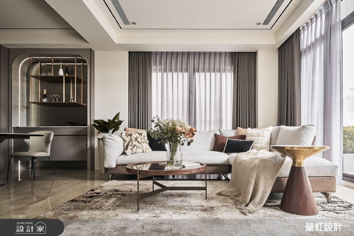 坐擁庭院景緻與充沛日光的透天別墅，奢石、溫潤木質與鍍鈦金屬，共譜奢...