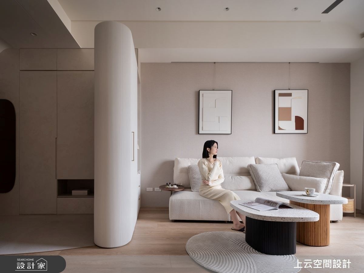 開箱室內設計師的家！將「低調奢華」轉化為日常可感的溫度，柔和色彩與...