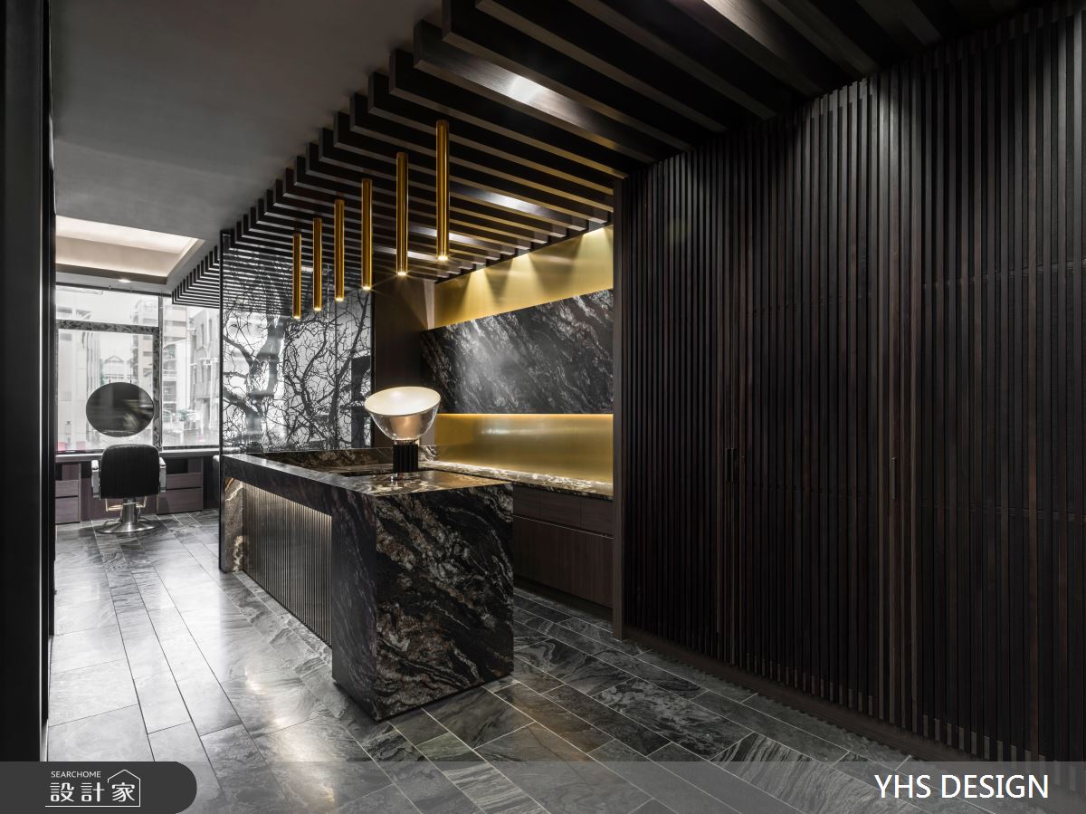 走進時尚髮廊，看見木格柵、大理石、金屬的趣味混搭！
