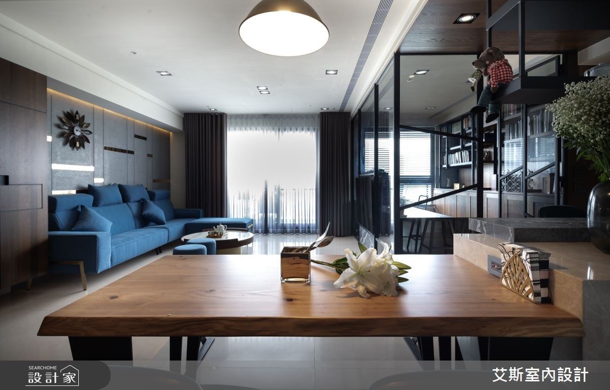 在港都高雄共築35坪雋永居家!深色木質與寶藍色沙發賦予時髦雅痞風貌