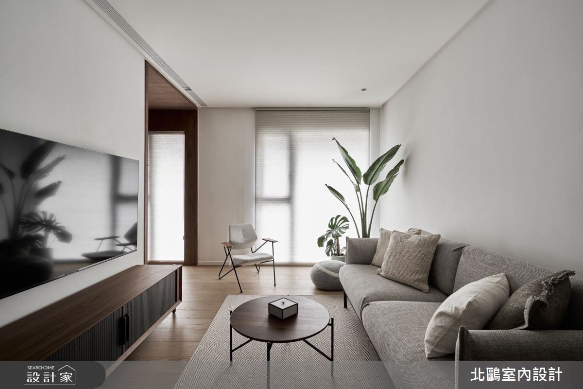 20坪涼感白色北歐宅！植入自然綠意、深色木頭，搭配多功能彈性家具之美...