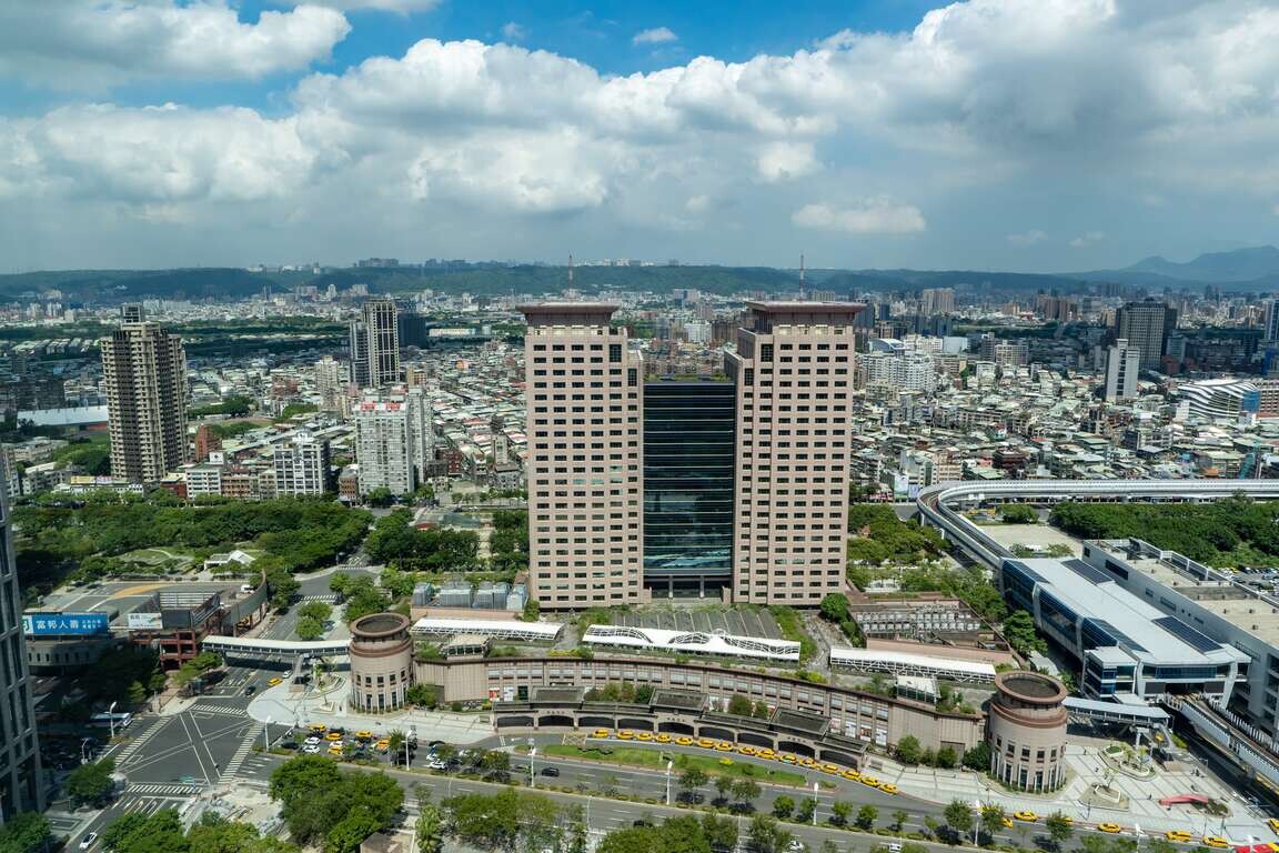 板橋作為新北市政府所在地及三鐵共構樞紐，其租金行情長期位居新北之冠，且價格區間拉鋸極大。（圖片來源：新北市觀光旅遊網）