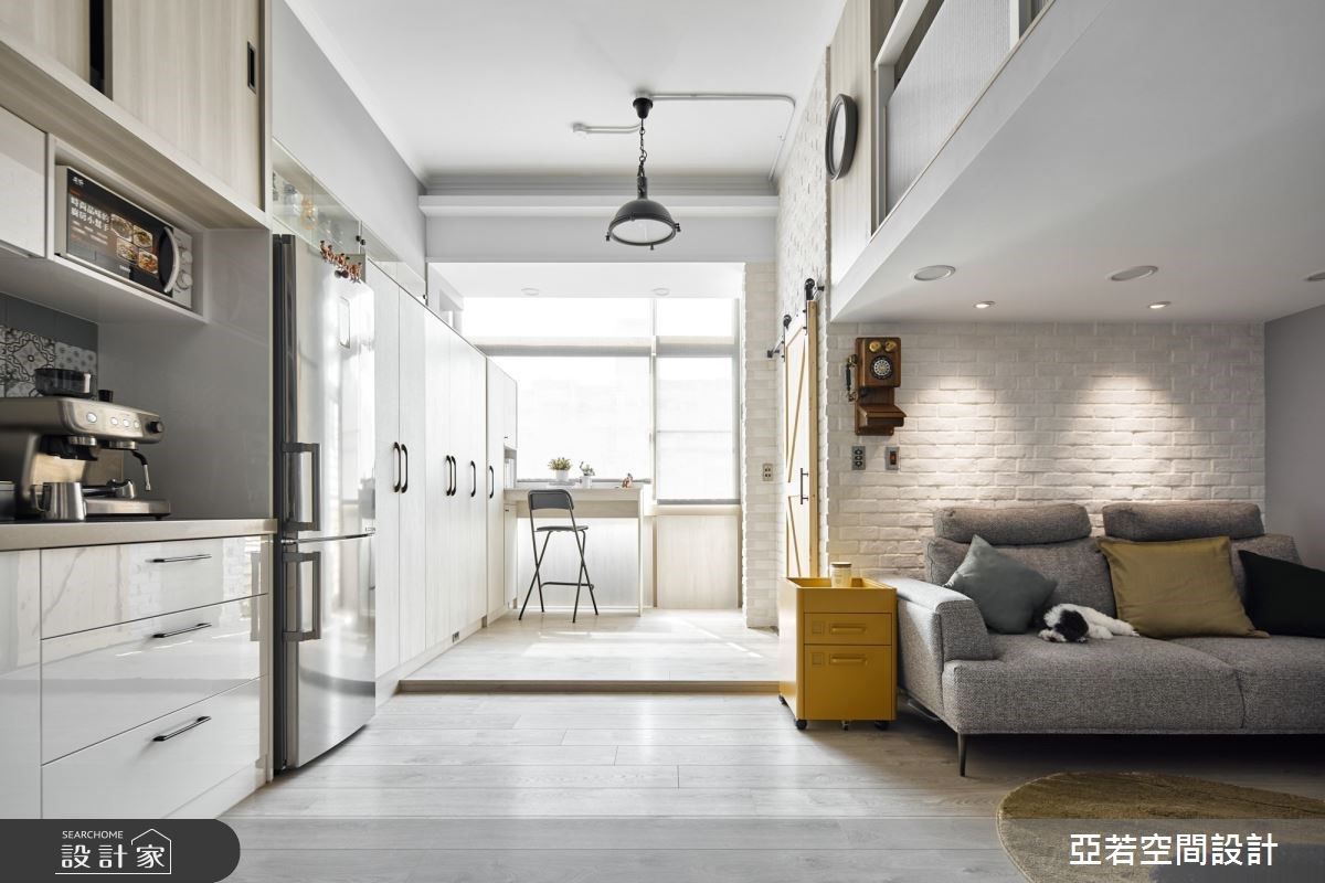 不動隔間也有好格局！10 坪挑高中古屋用訂製收納與隱藏式餐桌，將小宅坪...