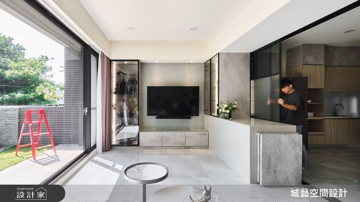 大面落地窗注入自然之美!60坪新成屋揉捻高品質建材與智能系統，在精緻私...