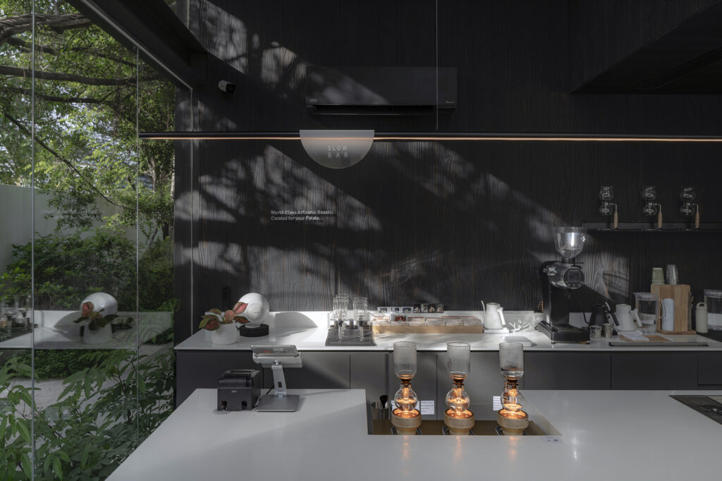 純白質感搭配草綠幽靜 置身大自然享受咖啡香