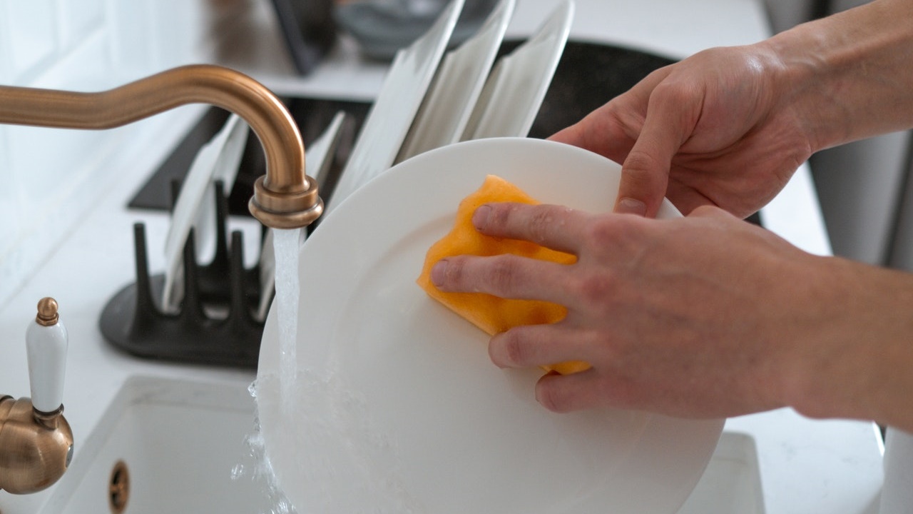 一家四口「該買洗碗機？」他1句話讓網炸鍋：沒做家事吧