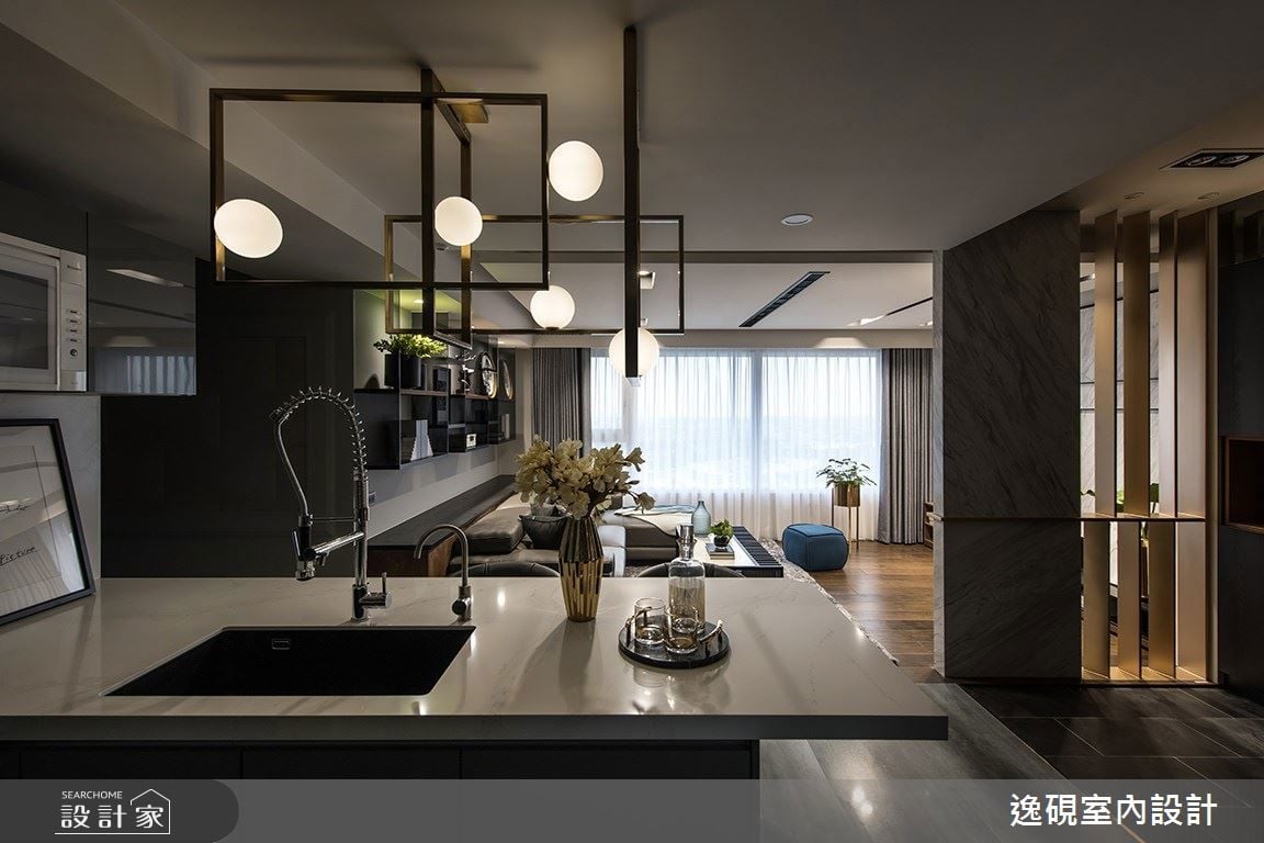 推開家門就是舒壓聖地！40 坪新成屋以環保建材為基調，L型中島吧台廚房...