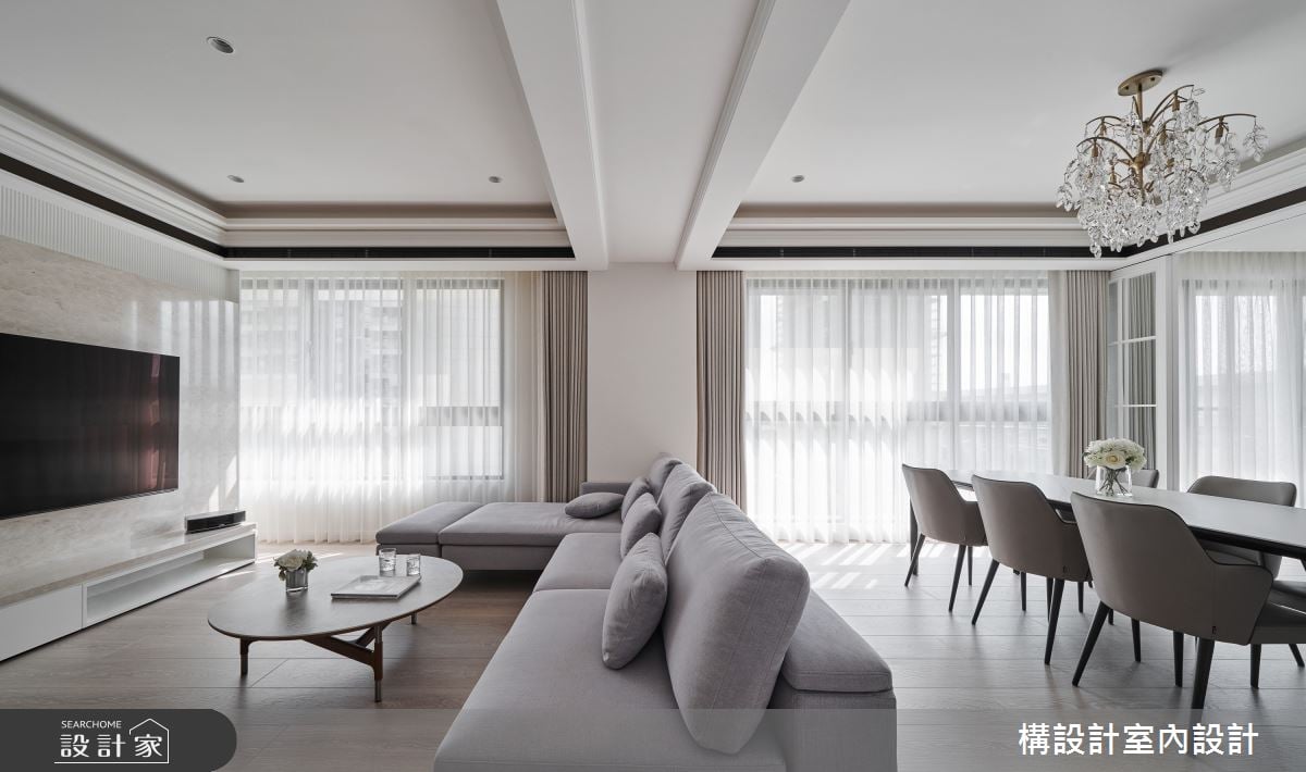 以玻璃拉門與天然樑柱取代傳統隔間，讓50坪新古典風中古屋沐浴在陽光裡