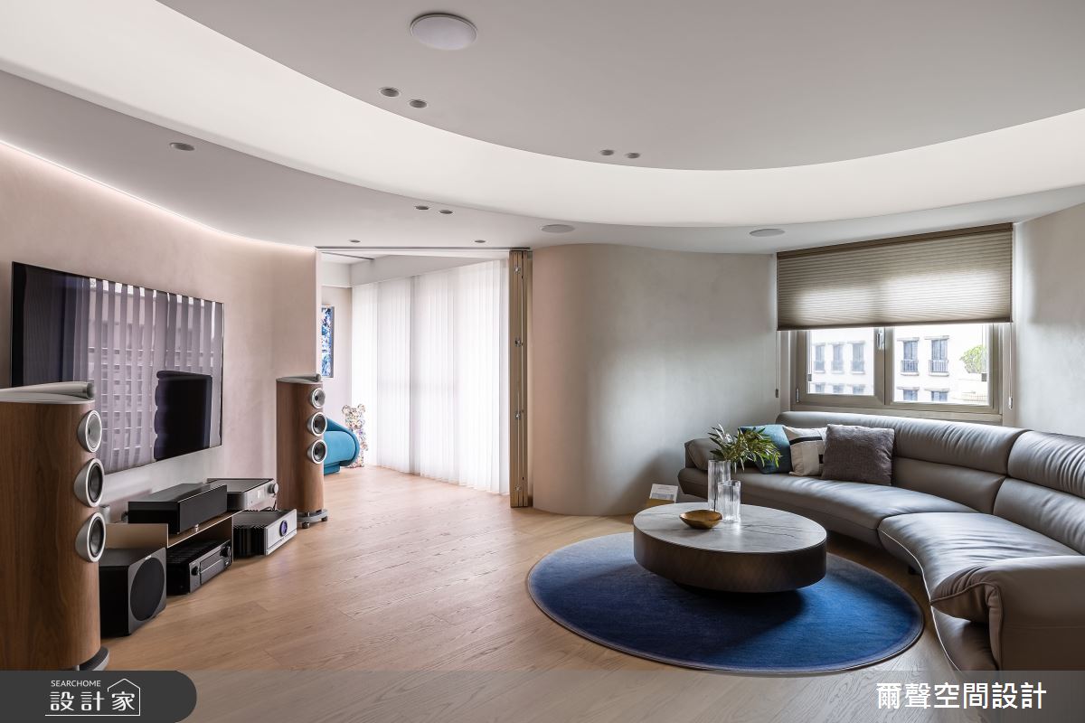 老屋翻新客廳轉45度角，換來開闊的空間尺度，也創造滿滿生活儀式感的輕...