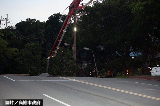 路塌傷及管線　高市府促儘速修復