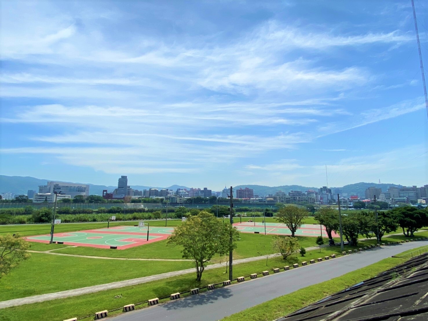 信義房屋士林社子店主任温炫崑指出，「社子」位於延平北路六段，因地理利多，近來帶動建設，隨著治水工程完善，近30年已經不再發生嚴重淹水。