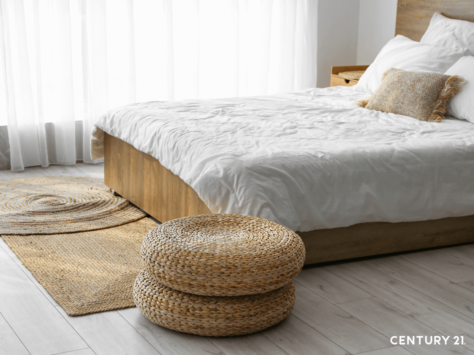 輕盈棉麻與自然光交織出的空氣感臥室，營造出春夏獨有的通透與舒適。（圖片來源_21世紀不動產）