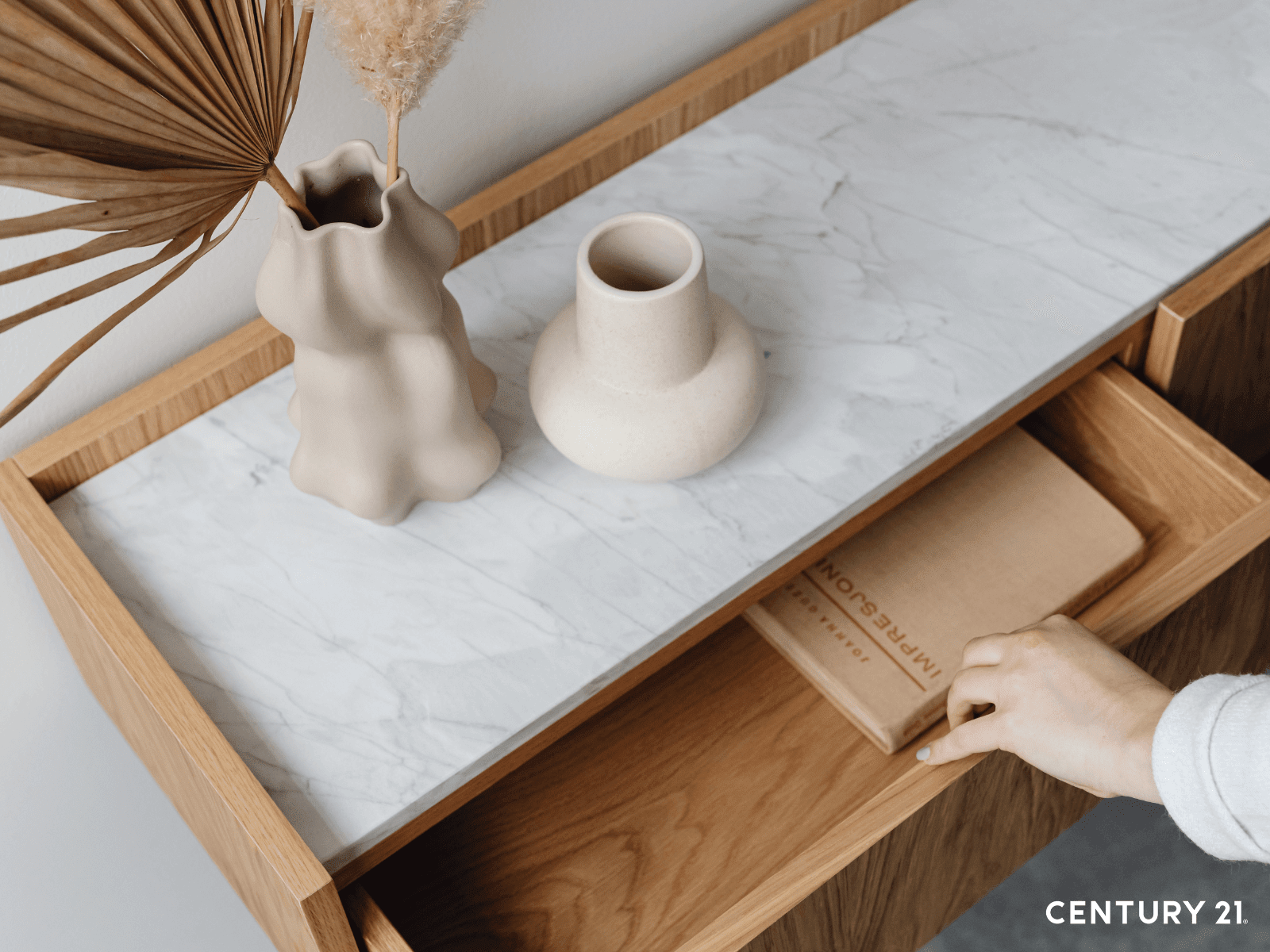 一只有設計感的陶器與一抹自然質材，就能喚醒空間的生活感，為日常佈置注入設計靈魂。（圖片來源_21世紀不動產）