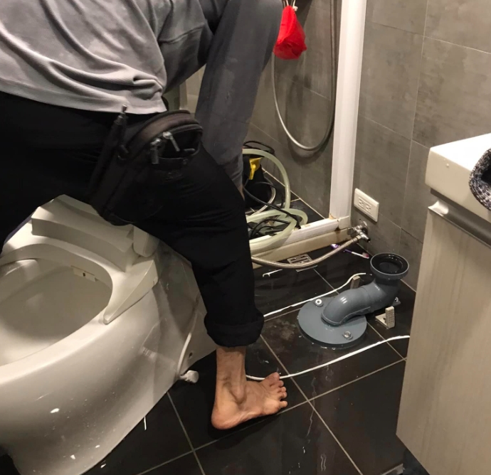 濕式衛生紙真能「安心扔馬桶」？他丟一年塞爆管 水電師傅說話了