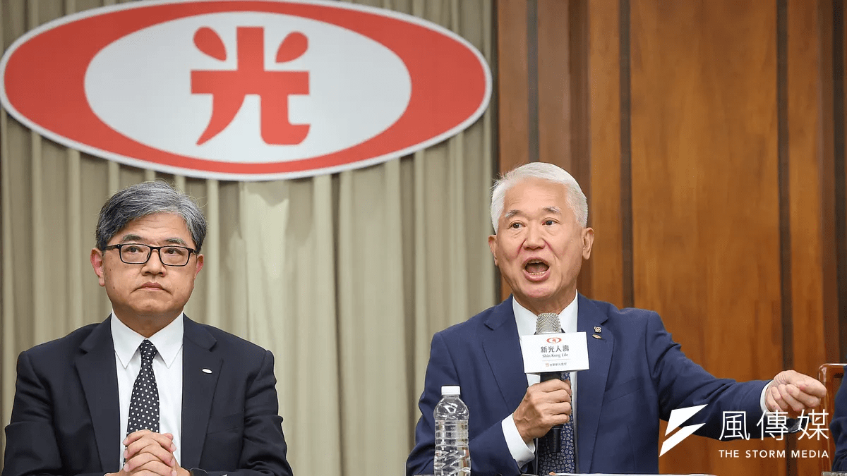 新光人壽董事長魏寶生（右）、副總陳芝貴（左）22日出席「北士科T17、T18地上權案」說明記者會。（顏麟宇攝）