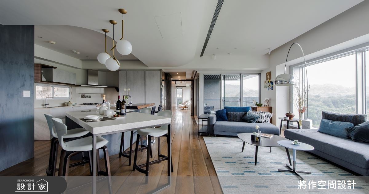 以弧形隔間突破空間桎梏，在開放式客廳與餐廚坐看雲捲雲舒
