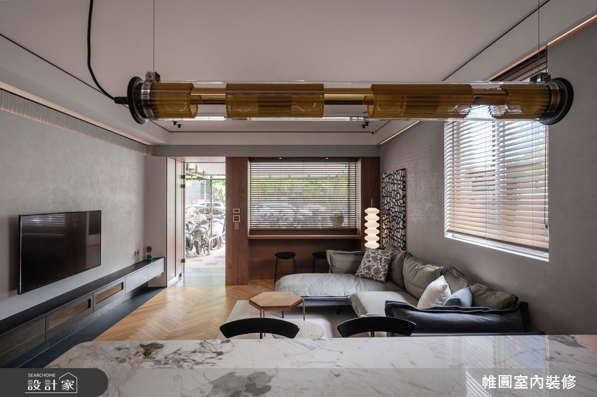 帶著英倫氣質與復古文青感，長型中古屋改造的商空讓人想一探究竟！