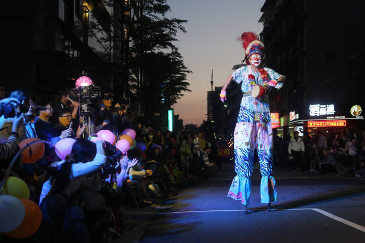 挑戰自我〉83歲邱樹嘉：不老頑童踩高蹺 彩衣娛人