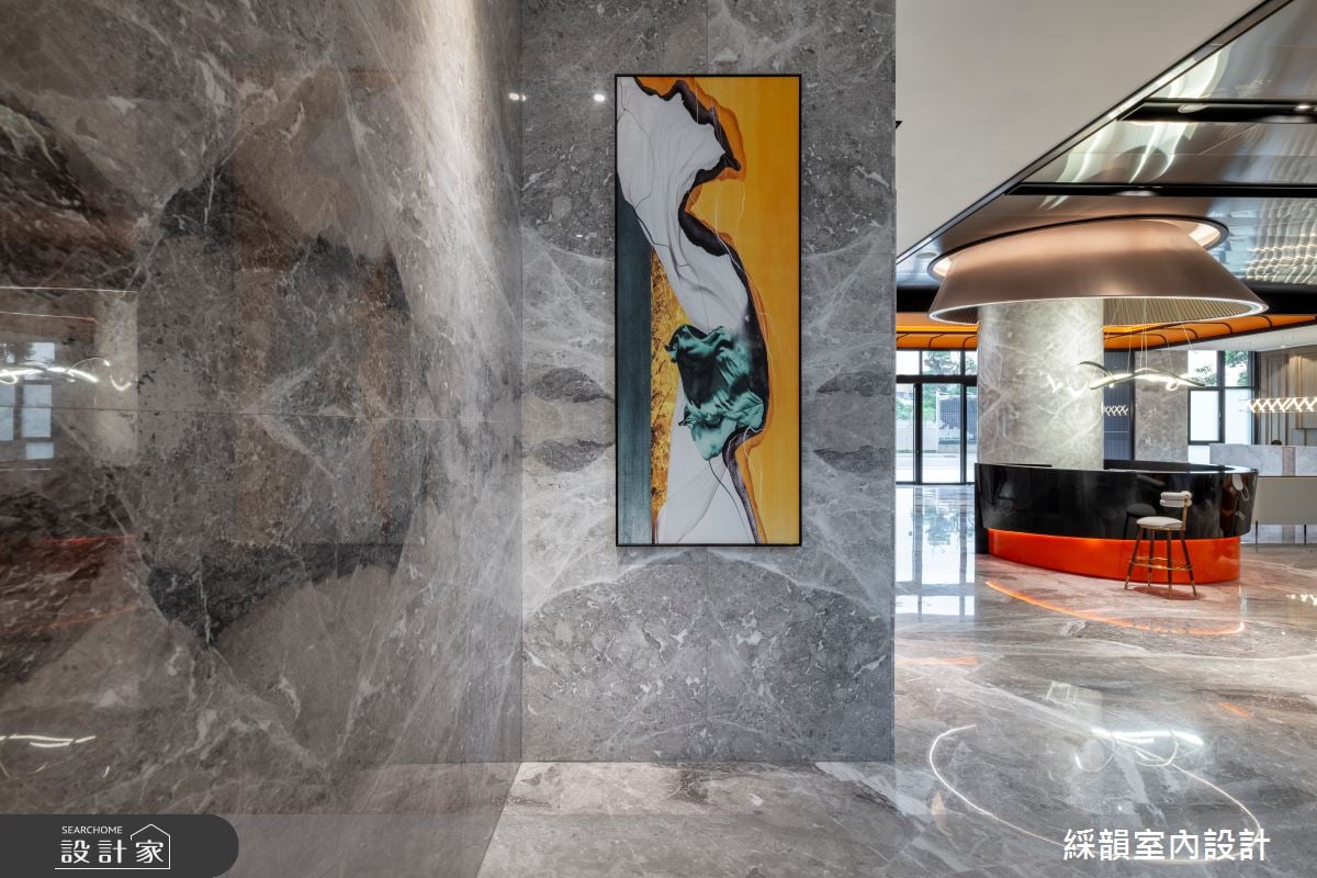 傾瀉自然工藝146坪公共空間！舞動弧形靈感，石材、鍍鈦金屬等異材質交織...