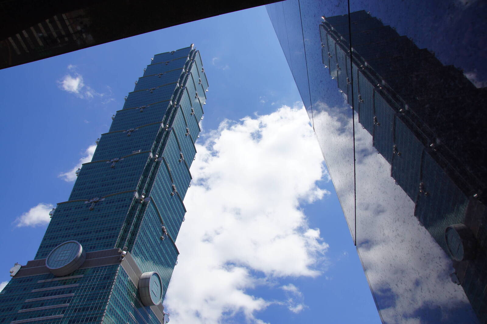 綜觀今年市場受烏俄戰爭、美中科技戰、全球通膨及升息等利空因素影響，全年商用市場交易表現仍維持1,600億元高檔。(信義全球資產提供)