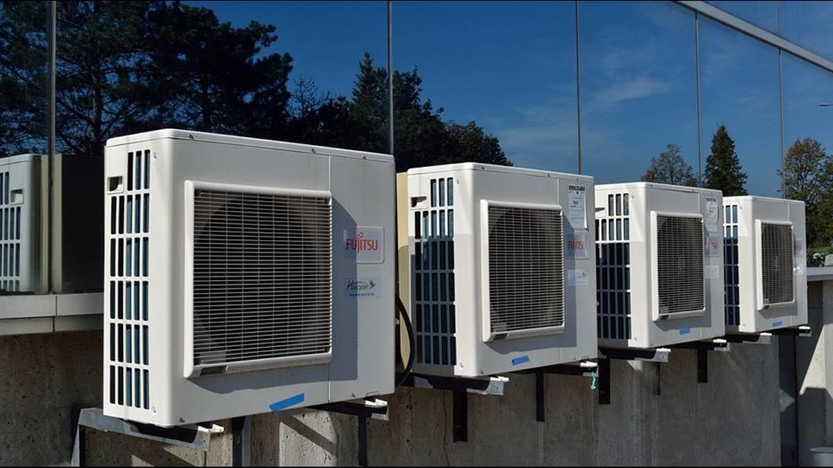 冷氣砸死女大生 工人坦言「沒鎖好」同業嘆：施工風險高沒人想做