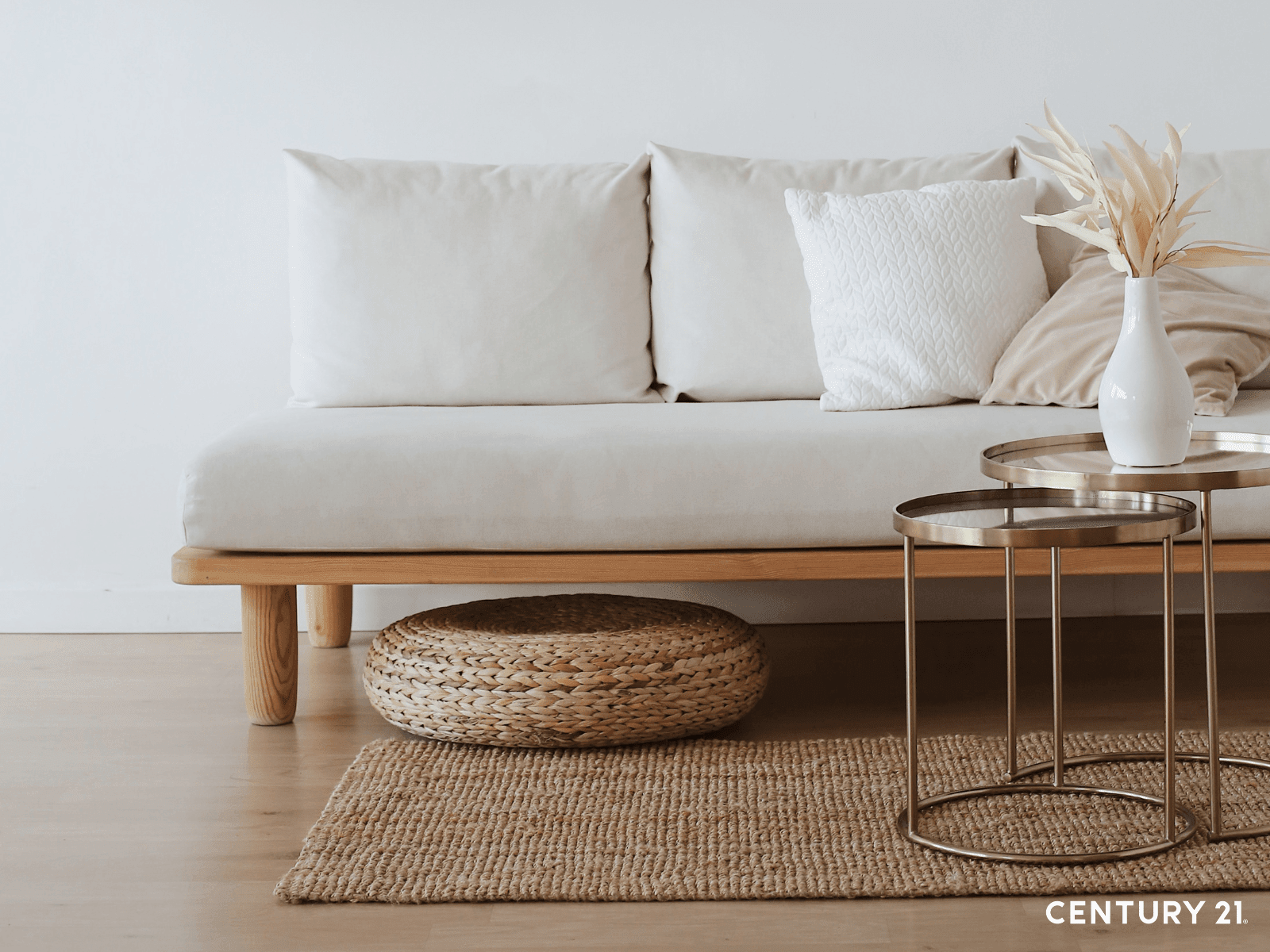 天然材質如亞麻、藤編與木質家具，具備通風透氣特性，能有效減少悶熱感並提升空間質地。(圖片來源_21世紀不動產）