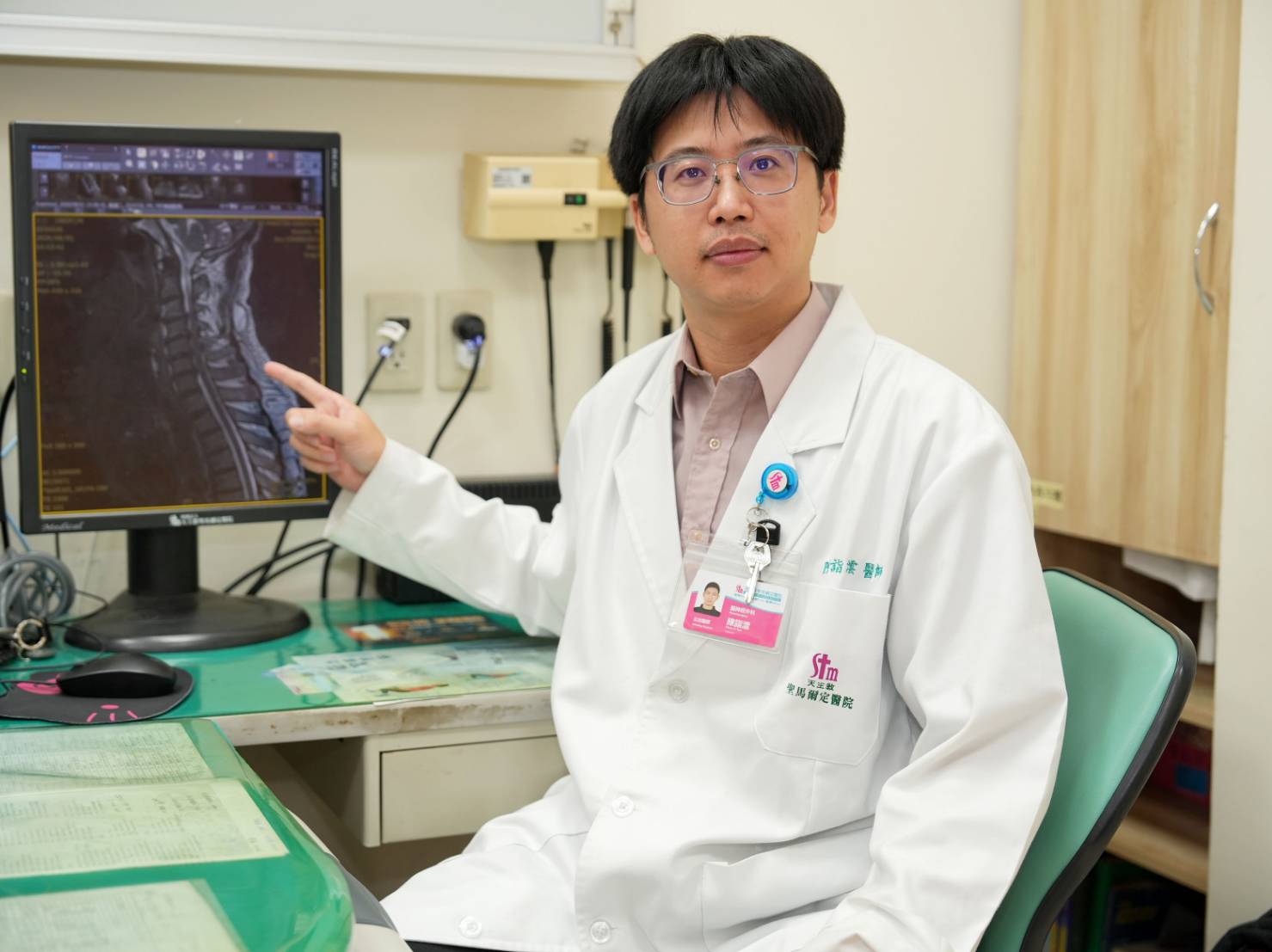腦部檢查正常仍天天頭痛　醫曝「頸因性頭痛」低頭族最常見