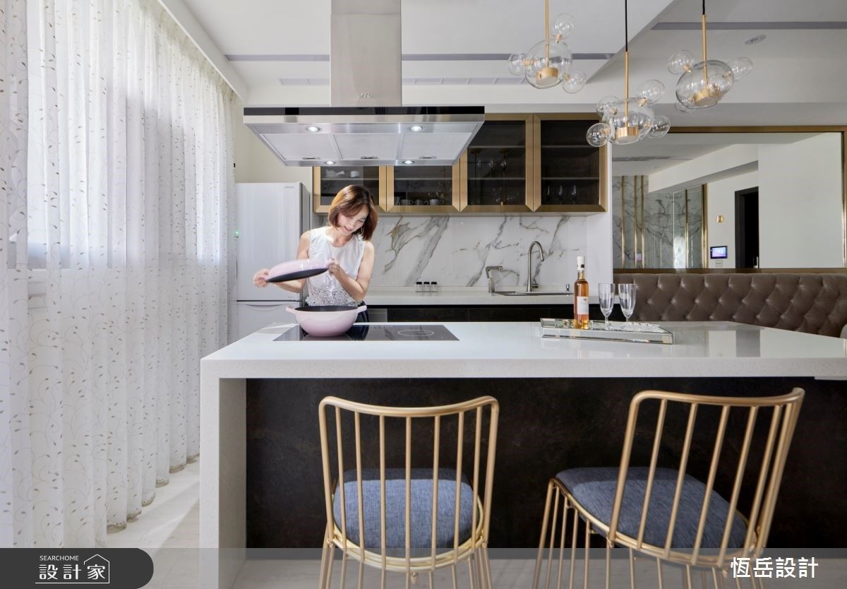 「股市女王 Fion」的頂級豪宅！璀璨金 + 大理石瑰麗組合，綻放事業女強...