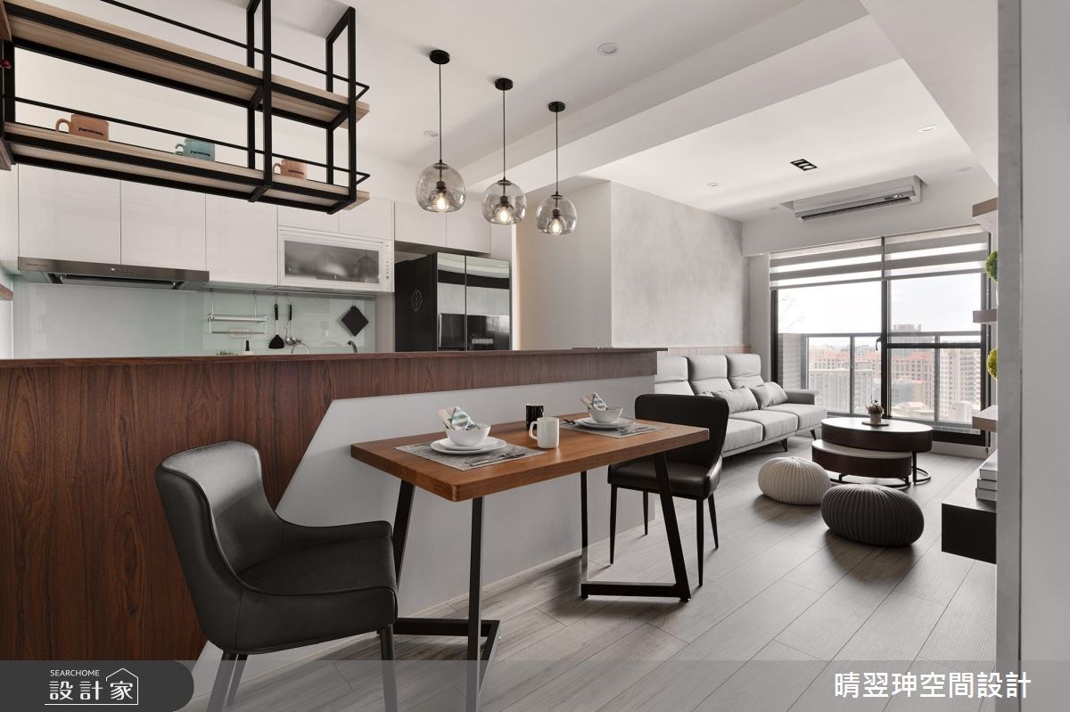 礦物塗料渲染藝術主牆、微調格局打造時髦吧台！桃園 23 坪現代宅讓年輕...