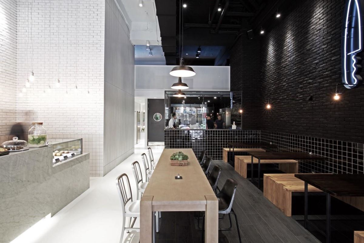 【TV】簡約黑白構築甜鹹魅力  10年屋成網美最愛打卡餐廳