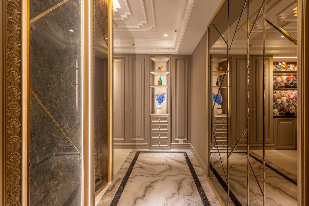 大理石紋路反射在鏡面中，彷彿沙漠中一朵盛開的鮮花。