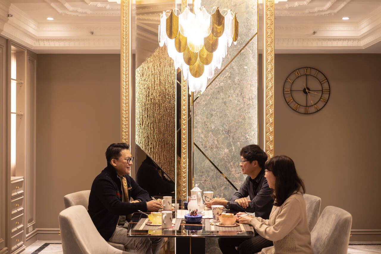 餐廳上方具葉片意涵的吊燈，隱晦地呼應空間氛圍。