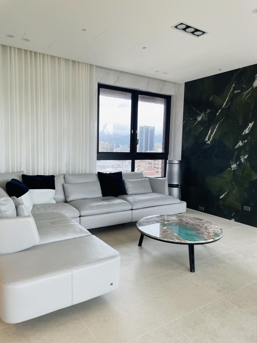 新買的沙發剛到 店家急call要更換！ 廠商不得已坦承：抱枕藏現金