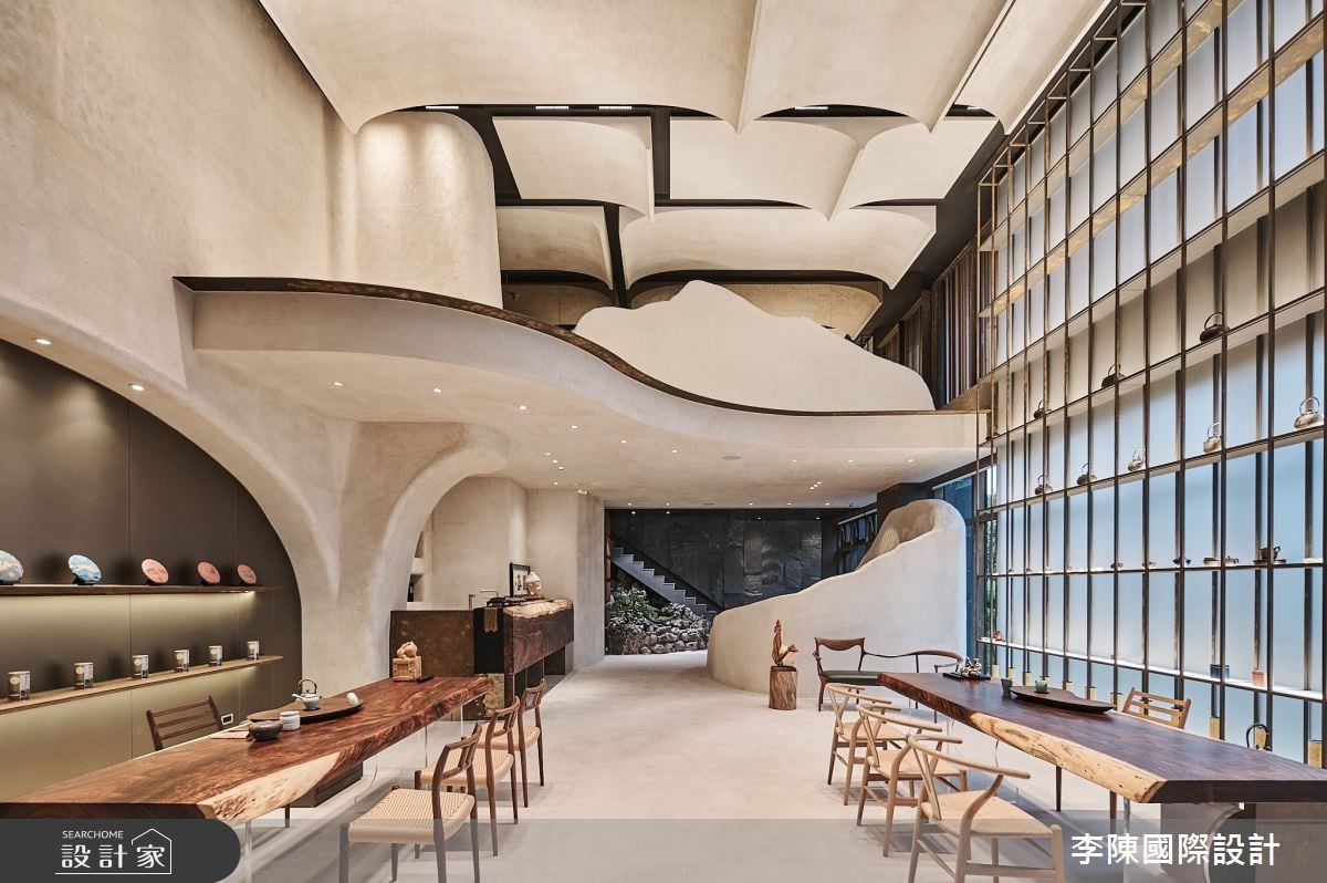 於茶香中領略侘寂之美！特殊塗料比擬窯壁、自由曲線呈現磅礴山水，從五...