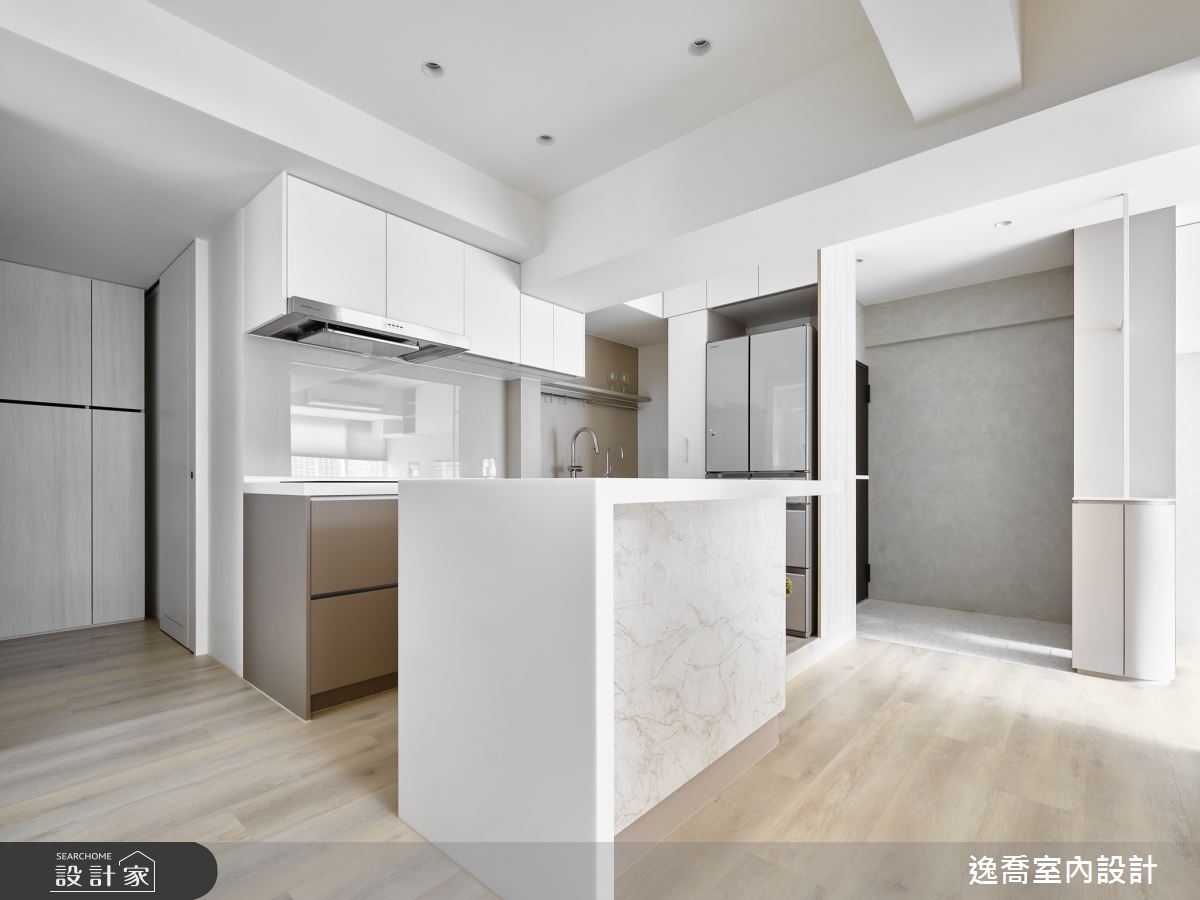 中島是我家的生活重心，29年老屋蛻變為19坪的白色系現代風小宅