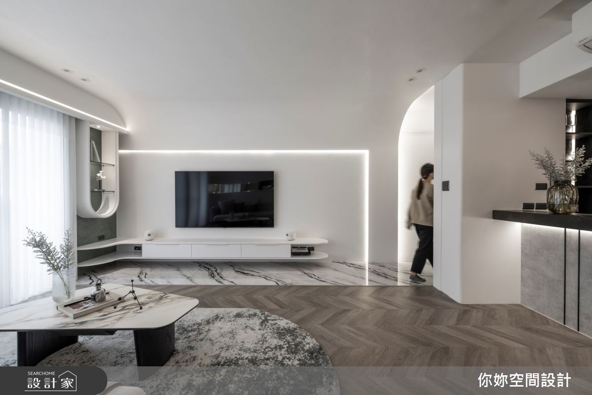 導演的現代風新潮居所！弧形與燈帶注入柔軟氛圍，老宅蛻變簡約生活味