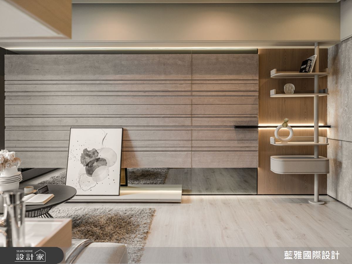 特調奶油木色現代人文宅！大地色系石紋延展一室，整合電視牆與展示機能...