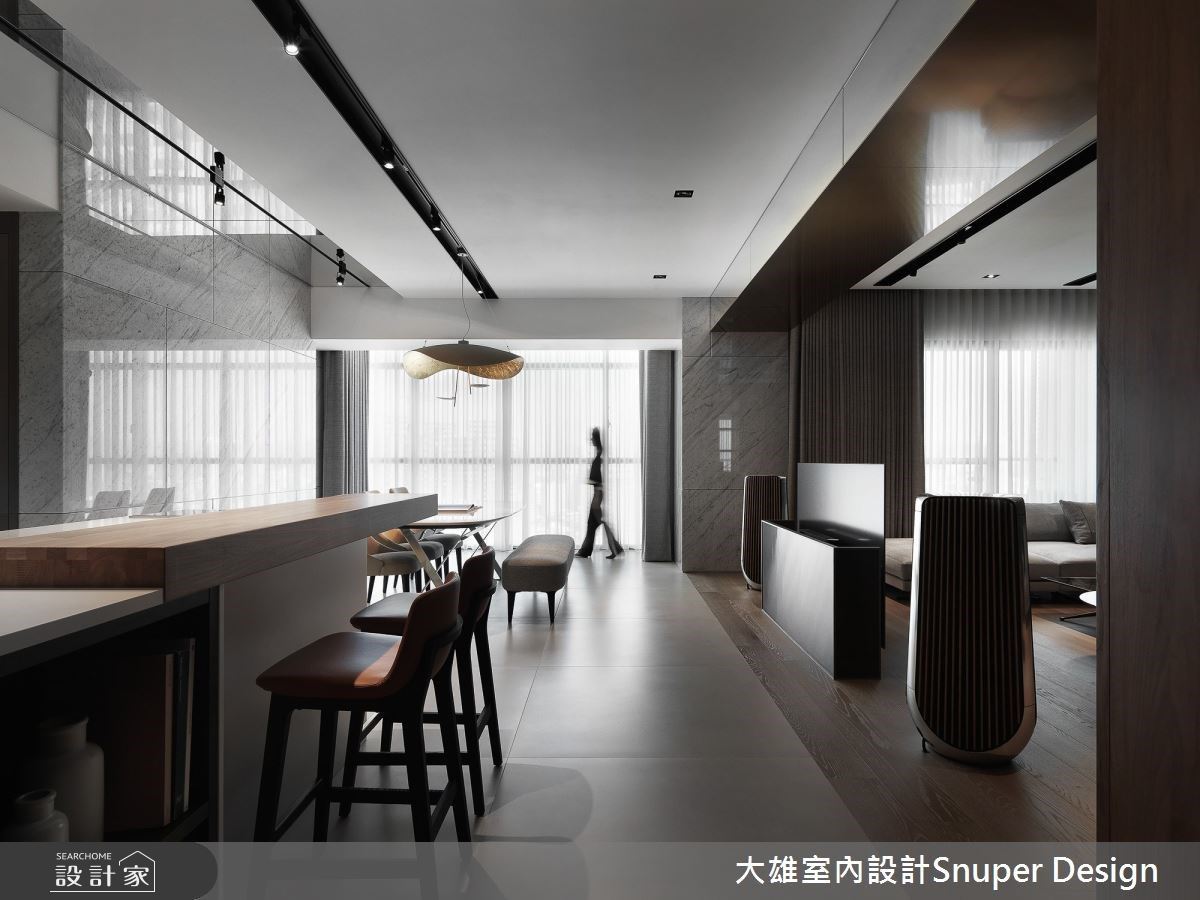 迎接景觀的放大感豪宅！半高的升降電視牆界定寬敞格局與動線