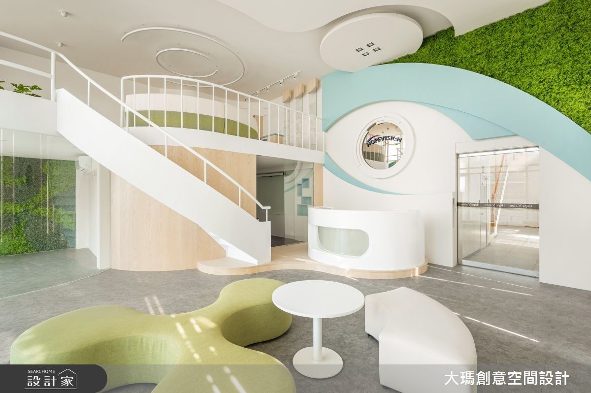 森林裡來首輕快圓舞曲！綠植牆與澄淨藍白相遇，實現科技公司的清新正能量