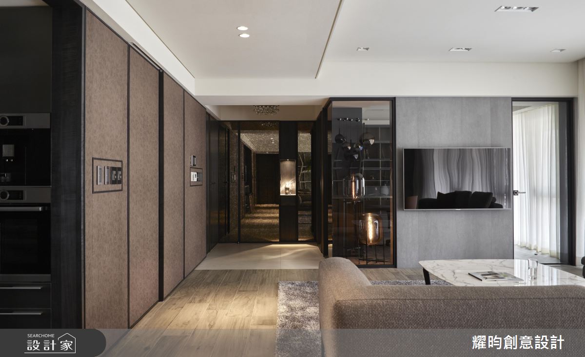 電視牆後方暗藏秘密紅酒櫃！56 坪大宅的趣味視野